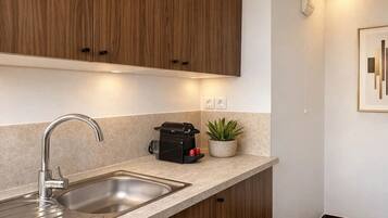 Estúdio conforto, vista para a cidade | Cozinha privada | Frigobar, micro-ondas, cooktop, máquina de café expresso