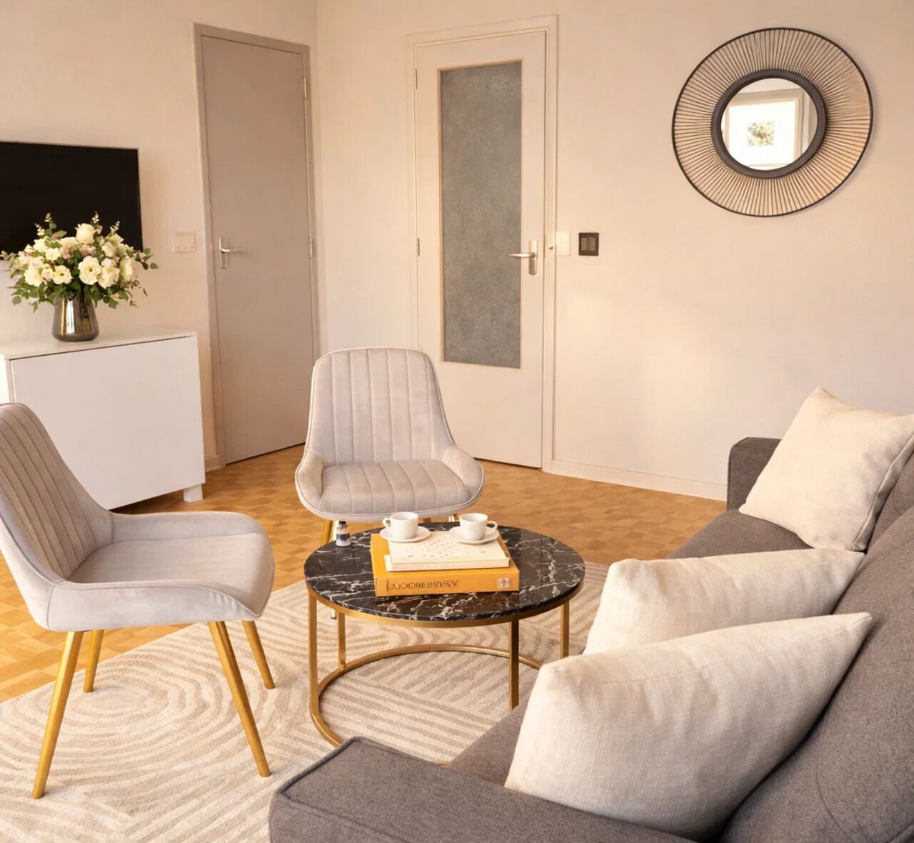 Studio tiện nghi đơn giản, quang cảnh thành phố | Khu phòng khách | Smart TV 80-cm có truyền hình kỹ thuật số 