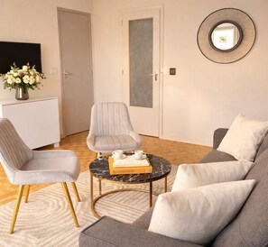 Comfort Studio, City View | Living area | 80-cm Smart TV with digital channels - 1551 Convention (Paris)