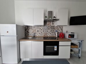 Køleskab, mikrobølgeovn, ovn, kogeplade