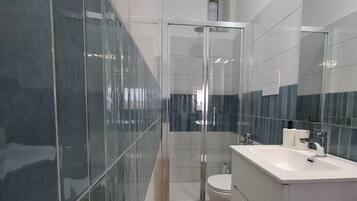 Dusche, Haartrockner, Bidet, Handtücher