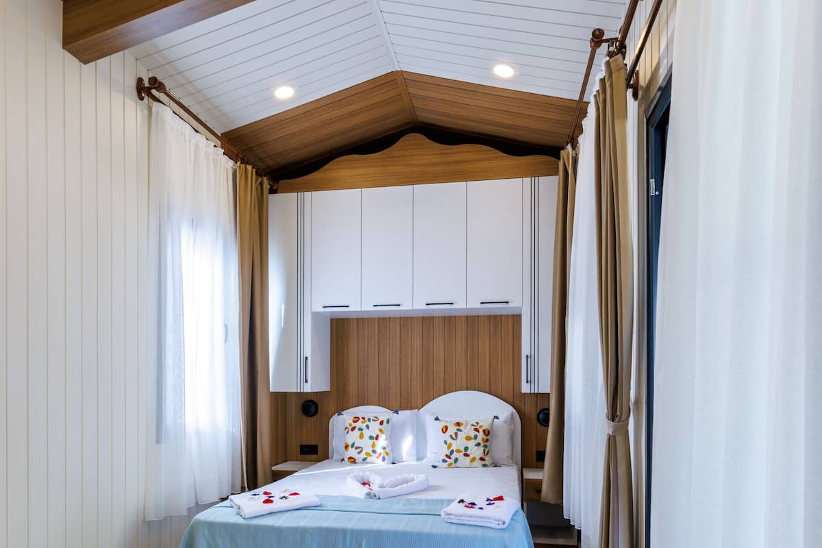 Chambre Double, vue piscine | Literie de qualité supérieure, draps fournis