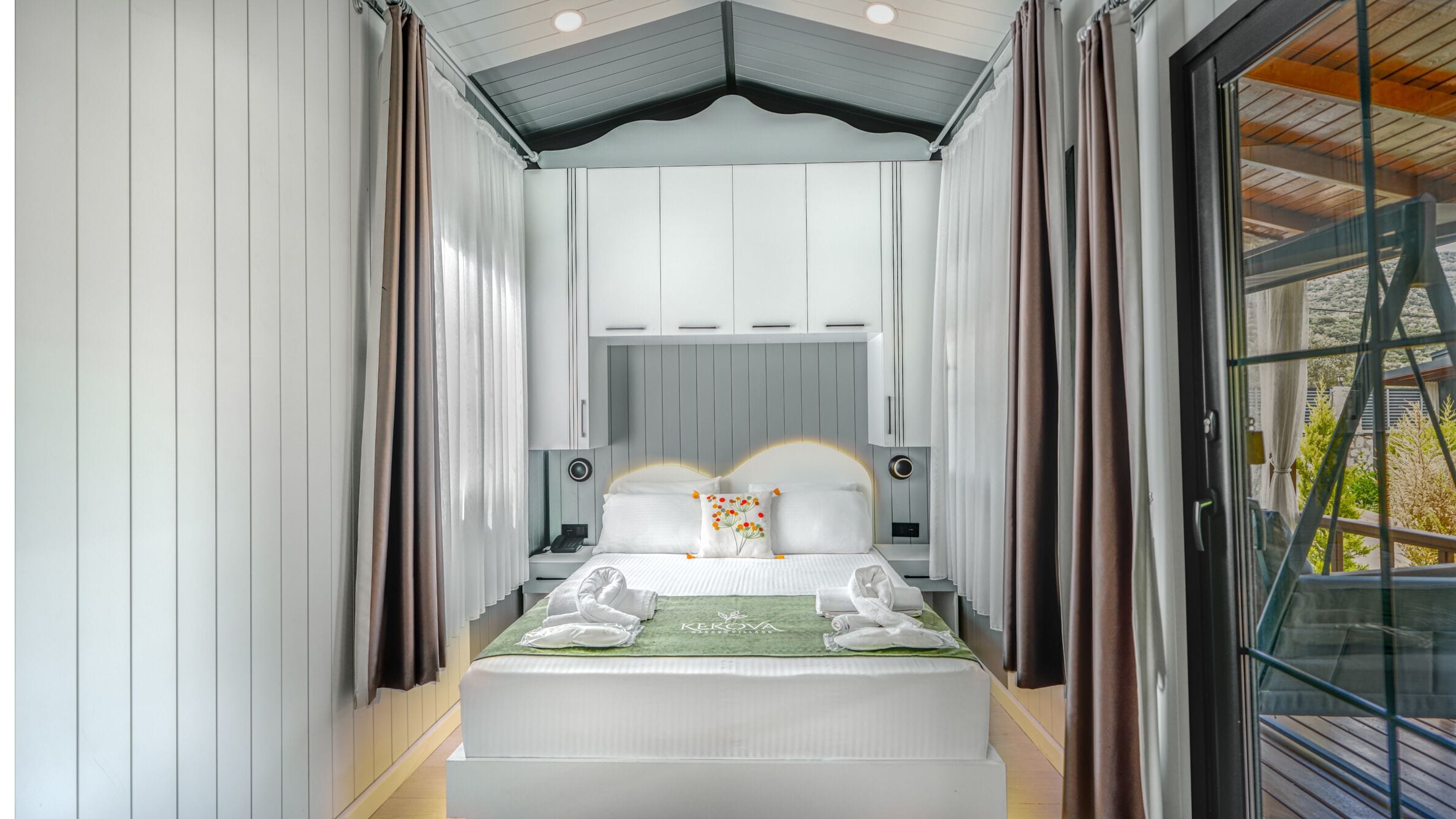 ห้องดับเบิล, วิวสระว่ายน้ำ | เครื่องนอนระดับพรีเมียม, ผ้าปูที่นอน