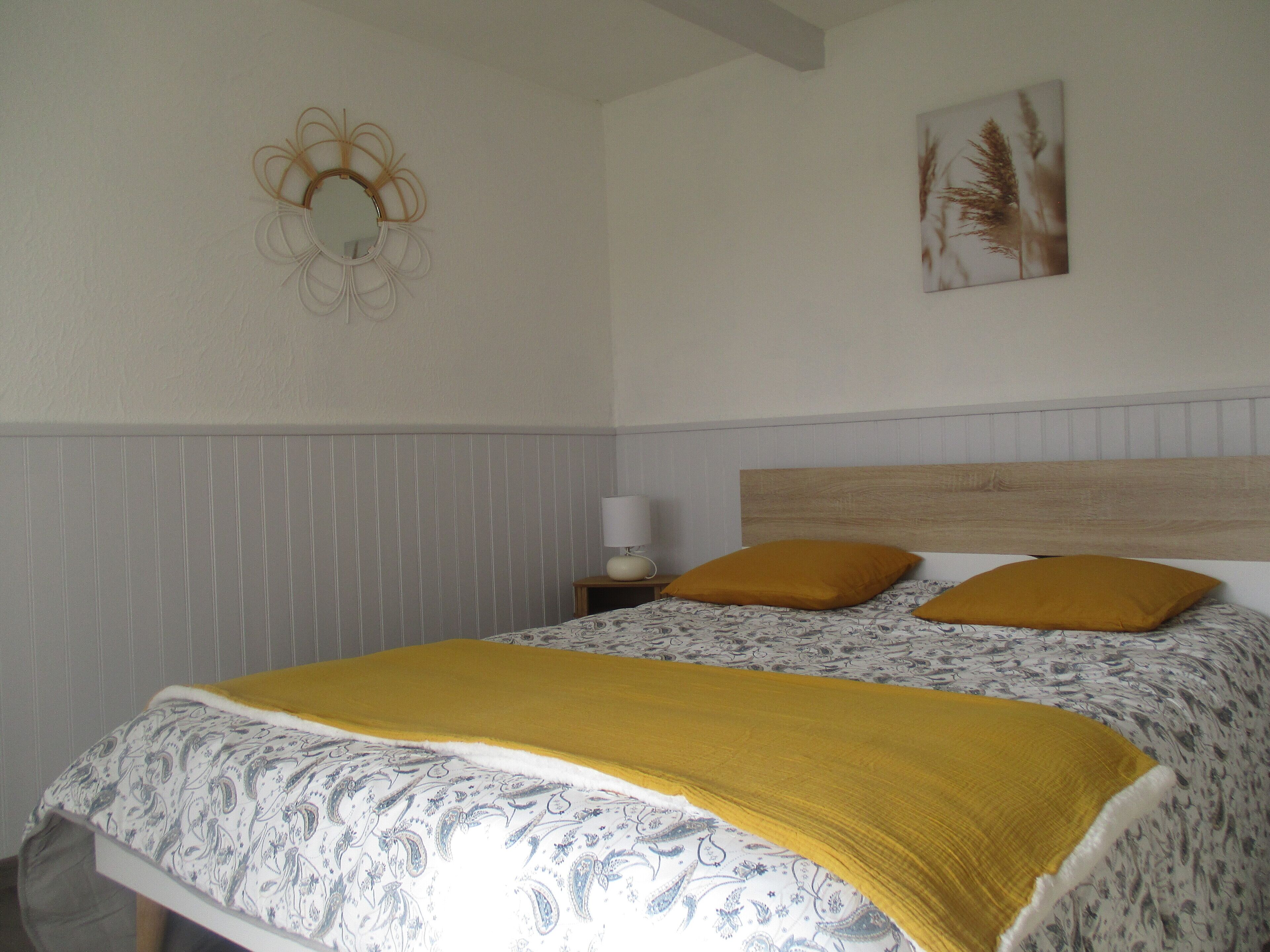 1 dormitorio, tabla de planchar con plancha, ropa de cama