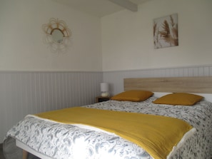 1 quarto, ferros/tábuas de passar roupa, roupa de cama