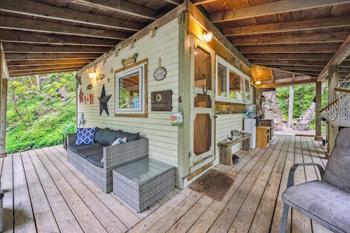 Treetop Hideaway – Rustic Cabin Retreat