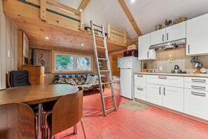 Living area - Treetop Hideaway – Rustic Cabin Retreat (Wiarton)