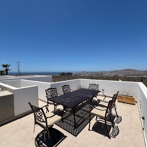 Outdoor dining - 2-bdr apartment with a private rooftop and views to the golf course and the Arch (Cabo San Lucas)