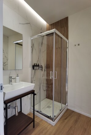 Shower, hair dryer, bidet, towels - Bed rooms in the historic center "Tersikore" (Agrigento)