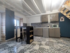 Microondas, horno, placa de cocina