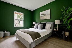 7 bedrooms, desk, iron/ironing board, travel crib - Two Homes Under One Roof · Sleeps 14 · 4 Parking (Seattle)