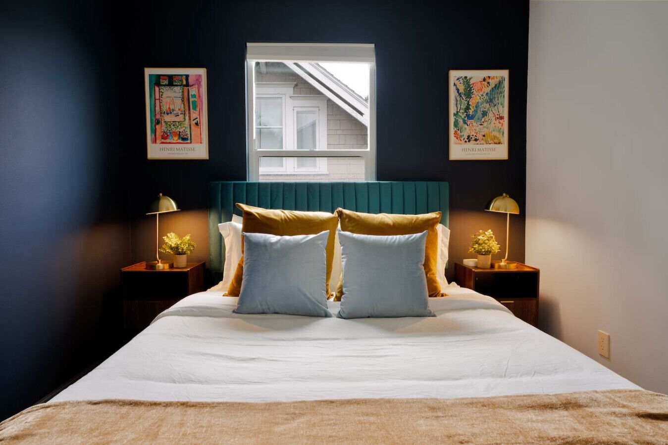 7 makuuhuonetta, työpöytä, silitysrauta/-lauta, vauvan matkasänky