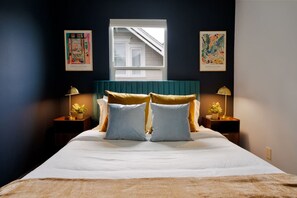 7 habitaciones, escritorio y tabla de planchar con plancha 