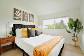 7 bedrooms, desk, iron/ironing board, travel cot