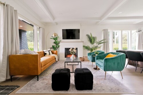 Two Homes Under One Roof · Sleeps 14 · 4 Parking