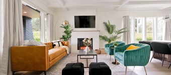 Two Homes Under One Roof · Sleeps 14 · 4 Parking