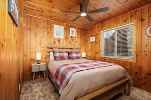 3 bedrooms, iron/ironing board, free WiFi, bed sheets - Tucked in Shaver Lake’s West Village and walking distance to shops, restaurants, and the lake!! (Shaver Lake)