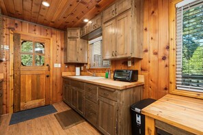 Fridge, oven, stovetop, coffee/tea maker