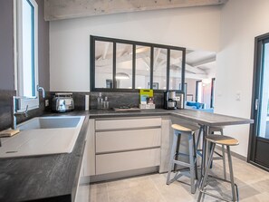 Réfrigérateur, micro-ondes, four, plaque de cuisson