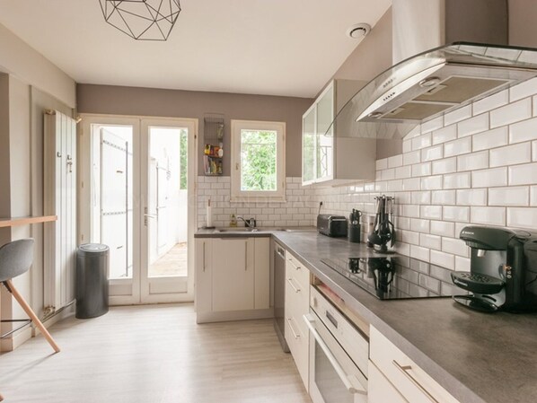 Kühlschrank, Ofen, Herdplatte, Geschirrspüler