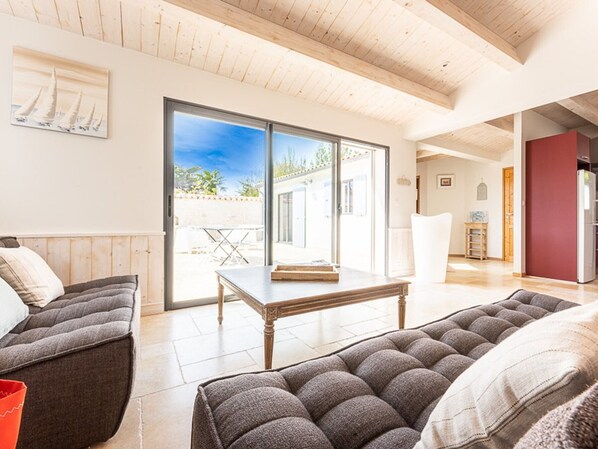 TV - 110m² House with Terrace, Patio, and Parking for 6 People (Le Bois-Plage-en-Ré)