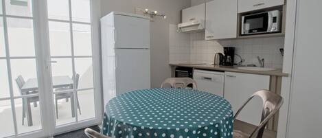 冷蔵庫、電子レンジ、オーブン、コンロ