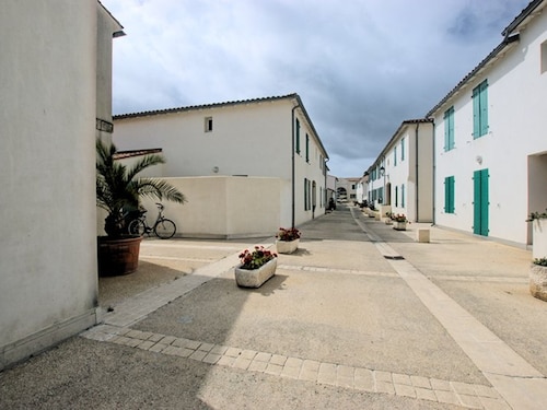 Functional ground floor apartment with courtyard and secure garage