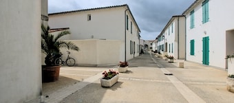 Functional ground floor apartment with courtyard and secure garage