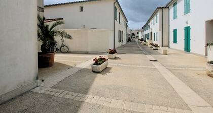 Functional ground floor apartment with courtyard and secure garage
