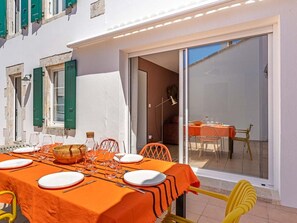 Outdoor dining - Renovated 2024 house, near port and shops, 3 bedrooms, parking (Rivedoux-Plage)