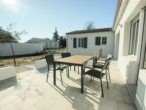 Outdoor dining - Single-story house with garden for 6 people, near beach (La Couarde-sur-Mer)