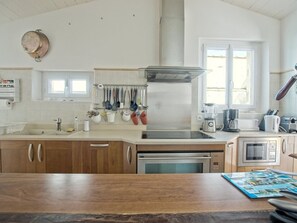 Fridge, microwave, oven, stovetop - Villa in St-Martin-de-Ré with heated pool for 6 ppl, 3 bedrooms (Saint-Martin-de-Ré)