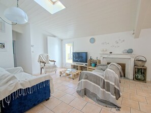 TV, fireplace - Villa in St-Martin-de-Ré with heated pool for 6 ppl, 3 bedrooms (Saint-Martin-de-Ré)