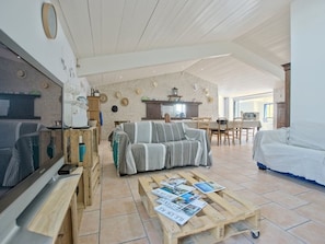 TV, fireplace - Villa in St-Martin-de-Ré with heated pool for 6 ppl, 3 bedrooms (Saint-Martin-de-Ré)