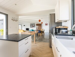 Kylskåp, mikrovågsugn, ugn och spishäll