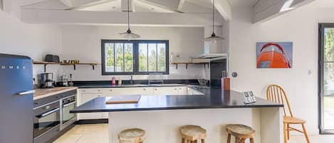 Køleskab, mikrobølgeovn, ovn, kogeplade