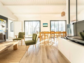 TV - Spacious house for 8, garden, parking, near the beach (La Flotte)