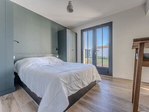 4 bedrooms, free WiFi - Spacious house for 8, garden, parking, near the beach (La Flotte)