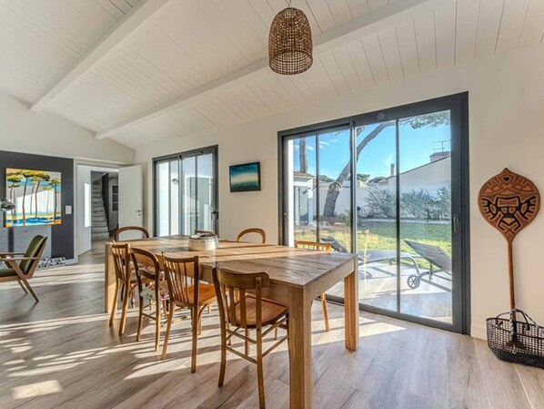 Dining - Spacious house for 8, garden, parking, near the beach (La Flotte)