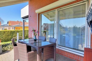 Outdoor dining - Modern family apartment with covered terrace and playground (Heringsdorf)