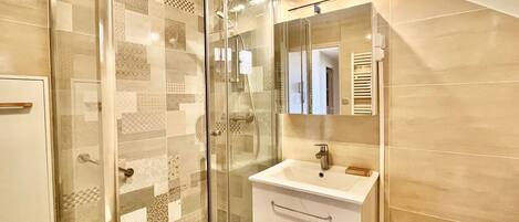 Regadera, secadora de cabello, toallas