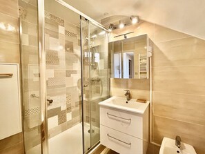 Shower, hair dryer, towels