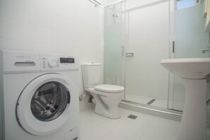 Panoramic Apartment | Bathroom | Shower, hair dryer, towels, soap - Sterre of the Sea (Zakynthos)