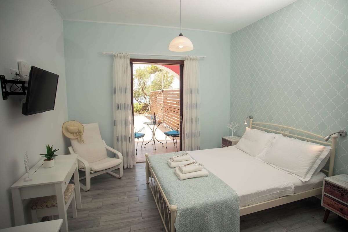 Basic Studio, 1 Double Bed, Balcony | 2 bedrooms, individually decorated, individually furnished
