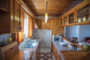 Frigobar, placa de cocina, tostadora, utensilios de cocina