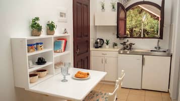 Basic-Studio, 2 Einzelbetten, Balkon, Meerblick | Individuell dekoriert, individuell eingerichtet, schallisolierte Zimmer