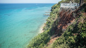 Una playa cerca, sombrillas