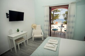 베이직 스튜디오, 더블침대 1개, 발코니 | 각각 다른 스타일의 인테리어, 각각 다르게 가구 비치, 방음 설비, 다리미/다리미판