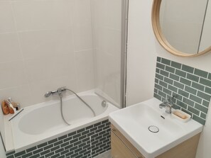 Sèche-cheveux, serviettes fournies, savon, papier toilette
