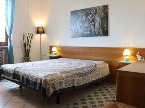 1 chambre, lit parapluie, Wi-Fi gratuit, draps fournis